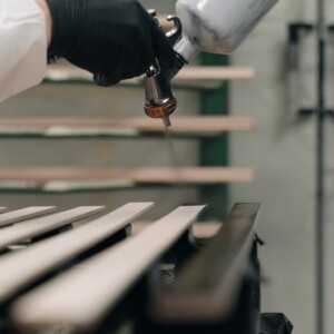 Favre Technics - finition vernis et laque du bois. Atelier situé à Condamine (haut-Bugey) Vernissage et laquage du bois