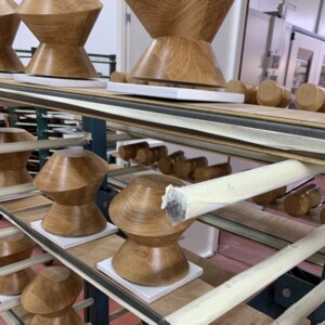 PLV en chêne massif vernis et satiné