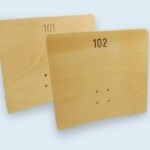 Dossiers de fauteuils numérotés en CP cintré. Marquage par gravure mécanique. Usinage marquage bois - Dossiers de fauteuils - Favre Technics spécaliste finition Bois France