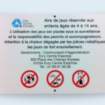 Impression numérique stratifiée pour signalétique d'aire de jeux. Impression numérique stratifiée pour signalétique d'aire de jeux.