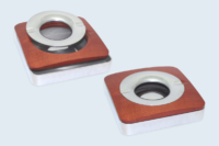 Cendrier fonderie aluminium et bois. Deux matériaux et intervalles de tolérances différents.