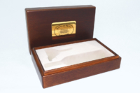Coffret bois massif teinté-verni, plaque de marque encastrée en métal et intérieur thermoformé.