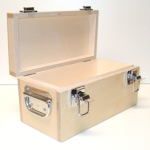 Coffret bois renforcé pour outillage, ouvert.