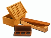 Étuis, écrins et coffrets en bois.
