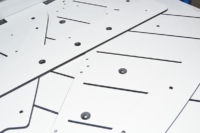 Rainures, chanfreins et inserts spéciaux sur panneaux en stratifié compact HPL.