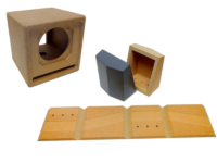 Deux modèles d’enceintes acoustiques assemblées par pliage du bois.