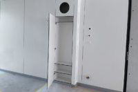 Panneaux d'habillage mural et placard intégré en compact HPL antibactérien.