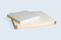 Panneaux sandwich double peau PVC et âme isolante en mousse polyuréthane. Chants plaqués et alaisés.