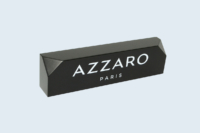 Rappel de marque en MDF laqué noir satiné. Impression numérique blanc.