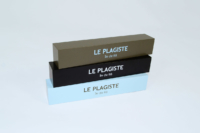 Rappels de marque. Base MDF, laques et sérigraphie couleurs (encres selon PANTONE).