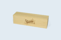 Socle rainuré en hêtre massif, finition brute (non verni) et gravure laser (210x60xH60mm)