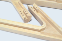 Usinage de précision d'une pièce en bois massif à la commande numérique.