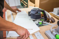 Placage de chants droits ou courbes sur pièce usinée en bois ou mélaminé.